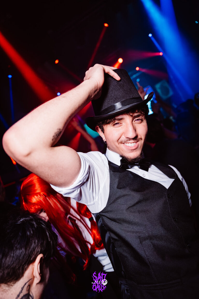 Rapaz de chapéu e colete faz pose — Sad Baile Joker, Halloween em São Paulo, 17/10/2026