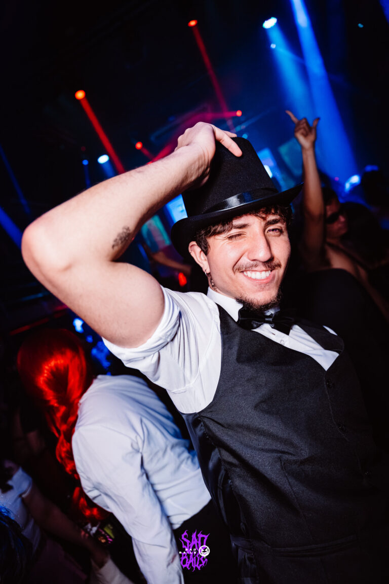Rapaz de chapéu-coco e gravata-borboleta — Sad Baile Joker, Halloween em São Paulo, 17/10/2026