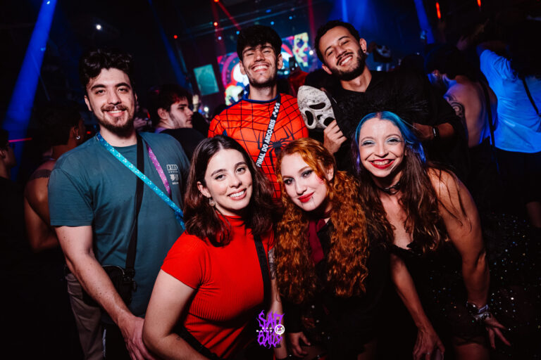 Grupo de amigos sorri na pista — Sad Baile Joker, Halloween em São Paulo, 17/10/2026