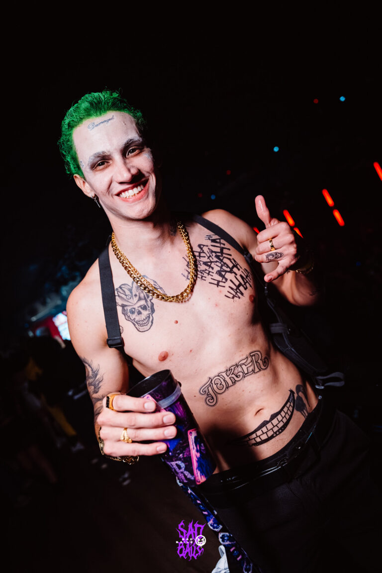 Fantasia de Coringa de cabelo verde e suspensórios — Sad Baile Joker, Halloween em São Paulo, 17/10/2026