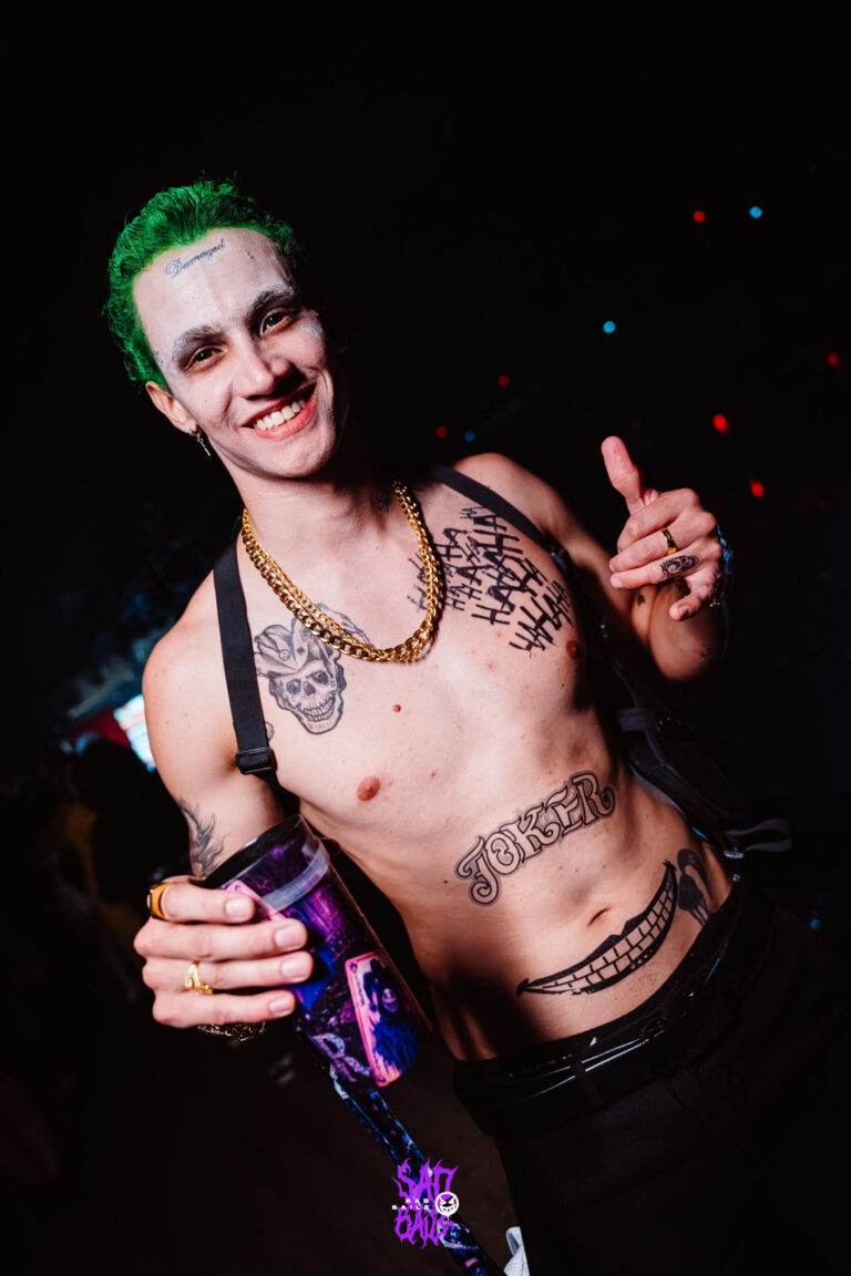 Coringa de cabelo verde e tatuagens com copo Joker — Sad Baile Joker, Halloween em São Paulo, 17/10/2026