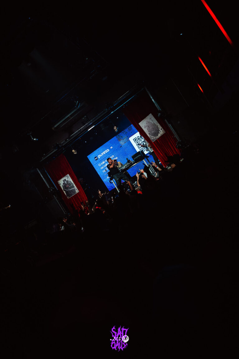 Telão do palco no fundo da pista — Sad Baile Joker, Halloween em São Paulo, 17/10/2026