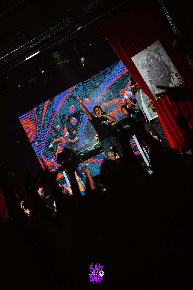 Show no palco com telão colorido — Sad Baile Joker, Halloween em São Paulo, 17/10/2026
