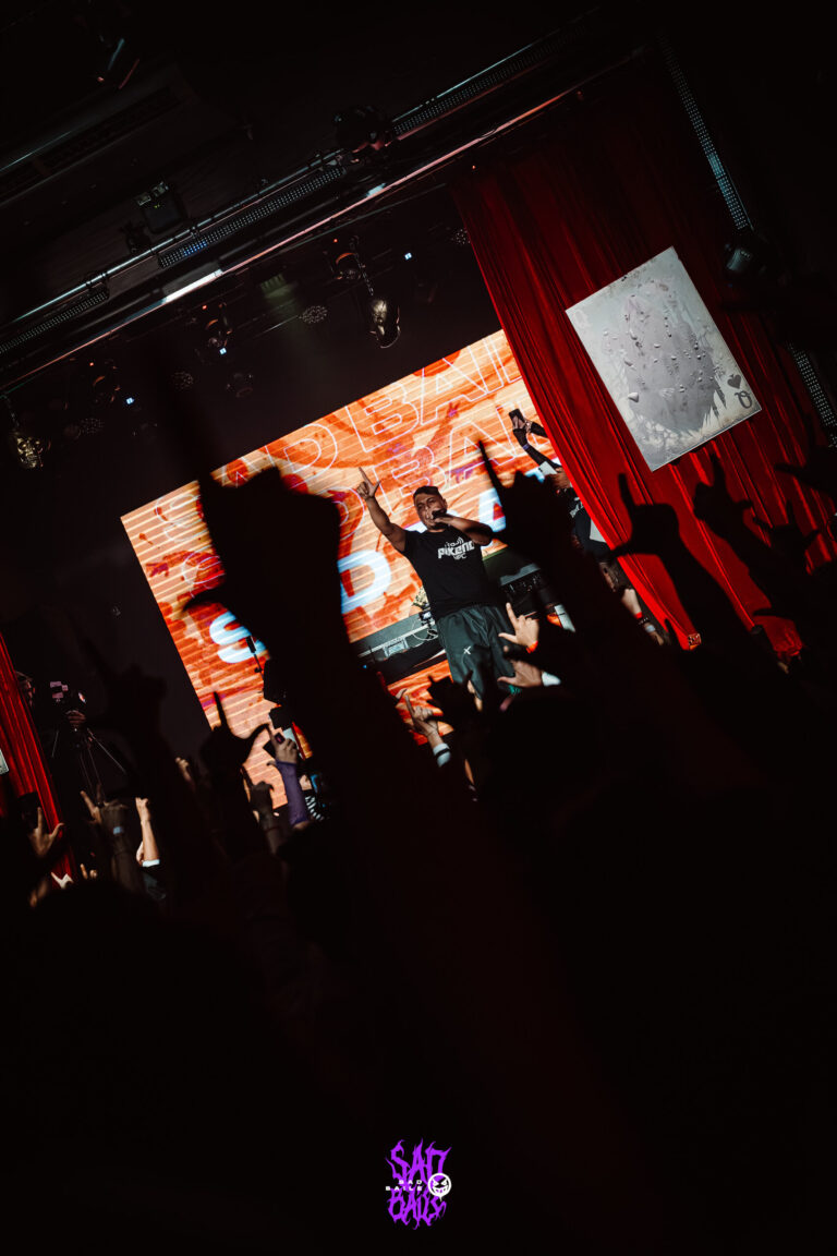 Artistas no palco com cortinas vermelhas — Sad Baile Joker, Halloween em São Paulo, 17/10/2026