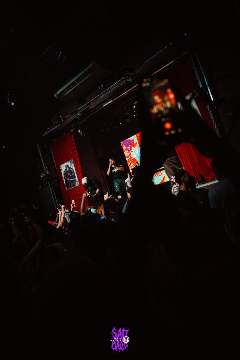 Palco visto do fundo da pista escura — Sad Baile Joker, Halloween em São Paulo, 17/10/2026