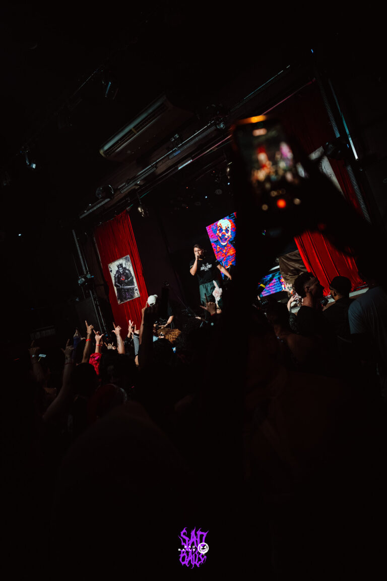 Pista escura diante do palco — Sad Baile Joker, Halloween em São Paulo, 17/10/2026
