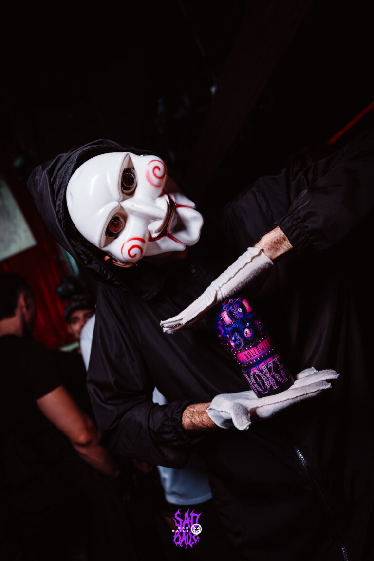 Boneco de Jogos Mortais segura copo Joker — Sad Baile Joker, Halloween em São Paulo, 17/10/2026