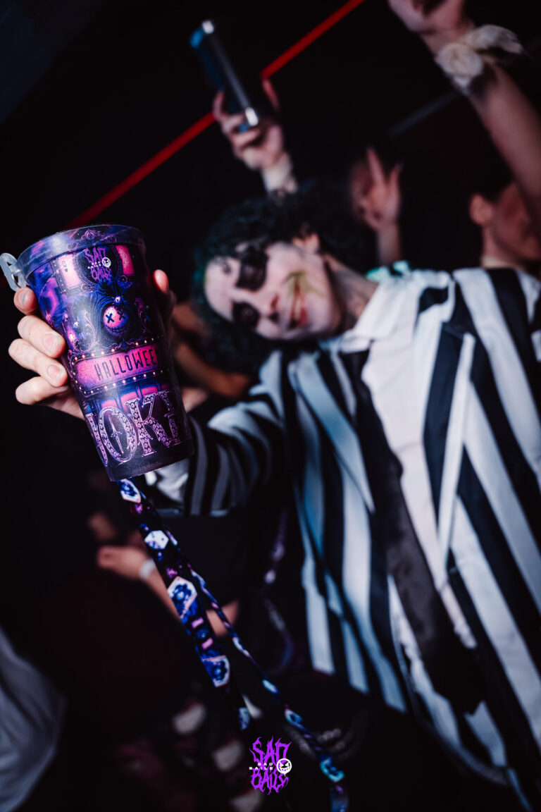 Fantasia de Beetlejuice com copo Joker — Sad Baile Joker, Halloween em São Paulo, 17/10/2026