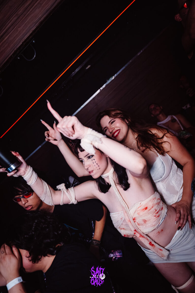 Amigas erguem os braços na pista — Sad Baile Joker, Halloween em São Paulo, 17/10/2026