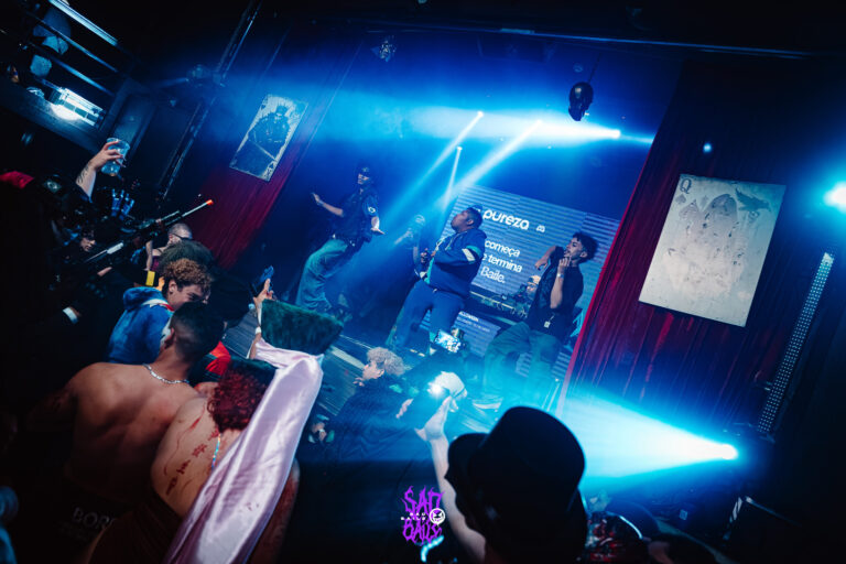 Show sob luzes azuis com o público — Sad Baile Joker, Halloween em São Paulo, 17/10/2026