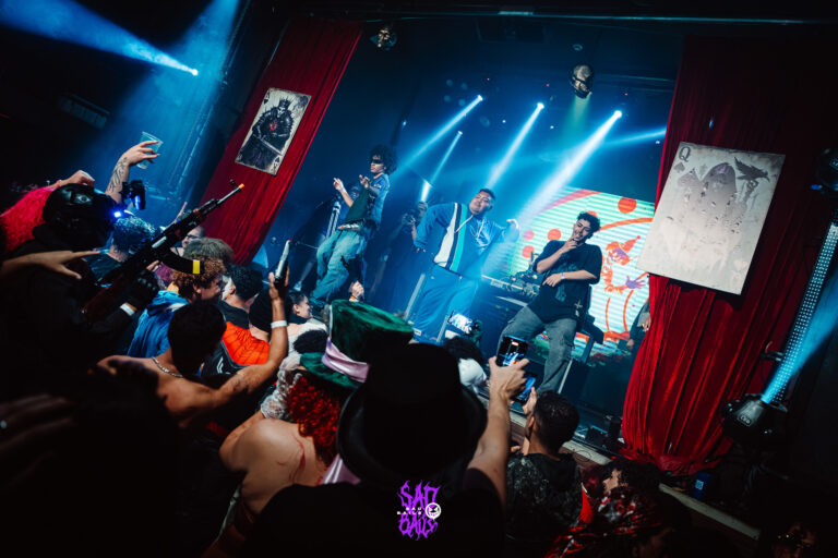 Artistas no palco com o público à frente — Sad Baile Joker, Halloween em São Paulo, 17/10/2026