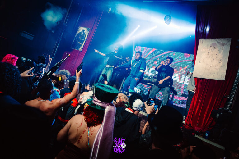 Show com cortina vermelha e luzes azuis — Sad Baile Joker, Halloween em São Paulo, 17/10/2026