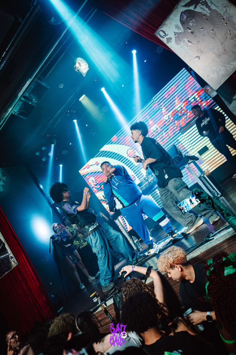 Artistas no palco com o telão do after oficial — Sad Baile Joker, Halloween em São Paulo, 17/10/2026