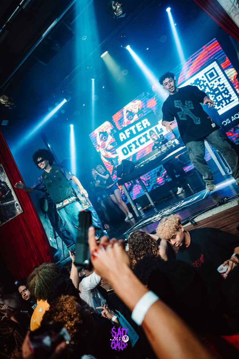 Plateia com as mãos para o alto no show — Sad Baile Joker, Halloween em São Paulo, 17/10/2026