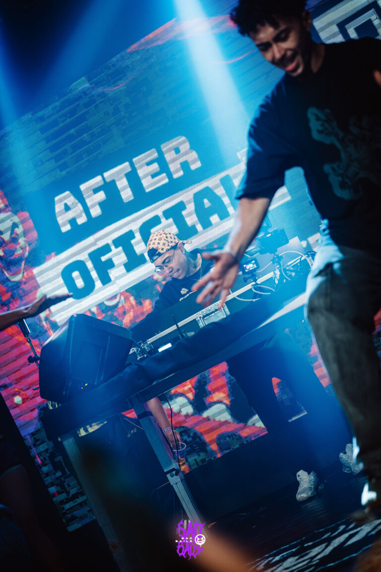 Artista se inclina no palco diante do telão do after oficial — Sad Baile Joker, Halloween em São Paulo, 17/10/2026
