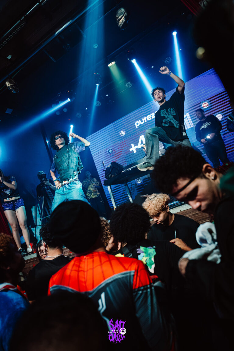Artistas pulam no palco sob as luzes — Sad Baile Joker, Halloween em São Paulo, 17/10/2026