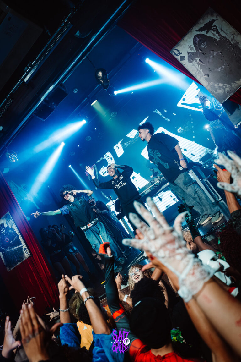 Galera levanta as mãos no show — Sad Baile Joker, Halloween em São Paulo, 17/10/2026