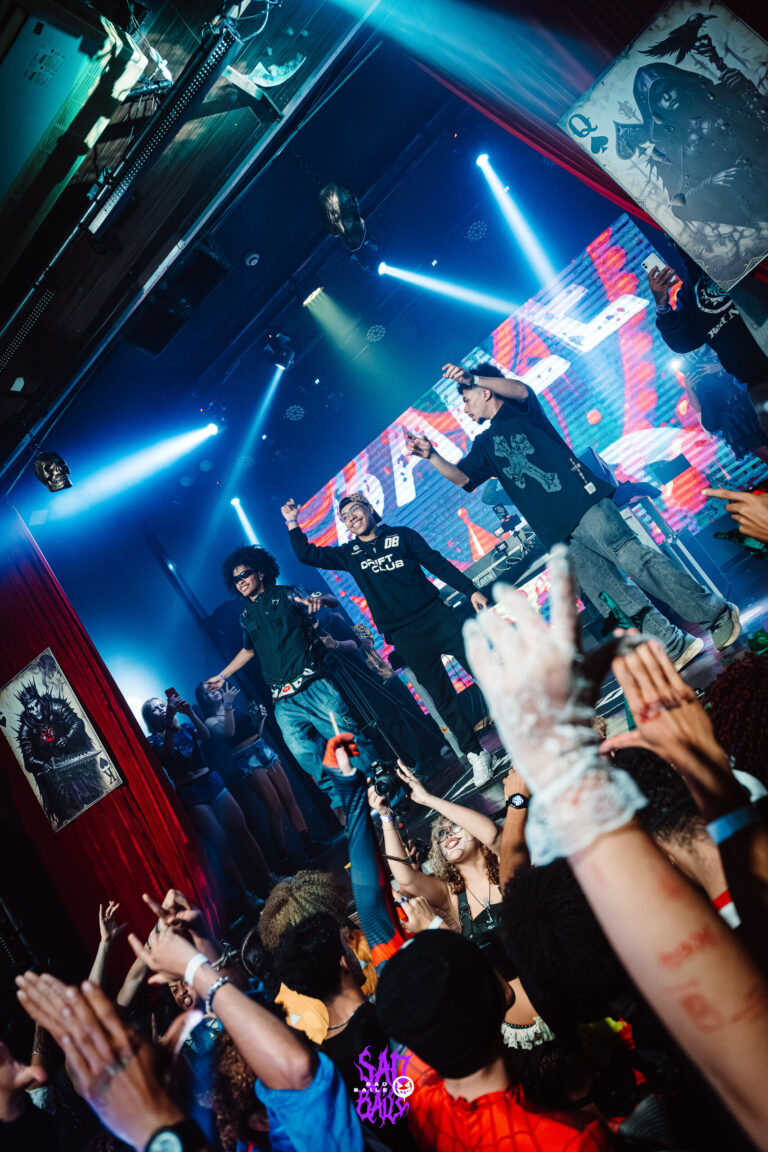 Público com luvas erguidas no show — Sad Baile Joker, Halloween em São Paulo, 17/10/2026