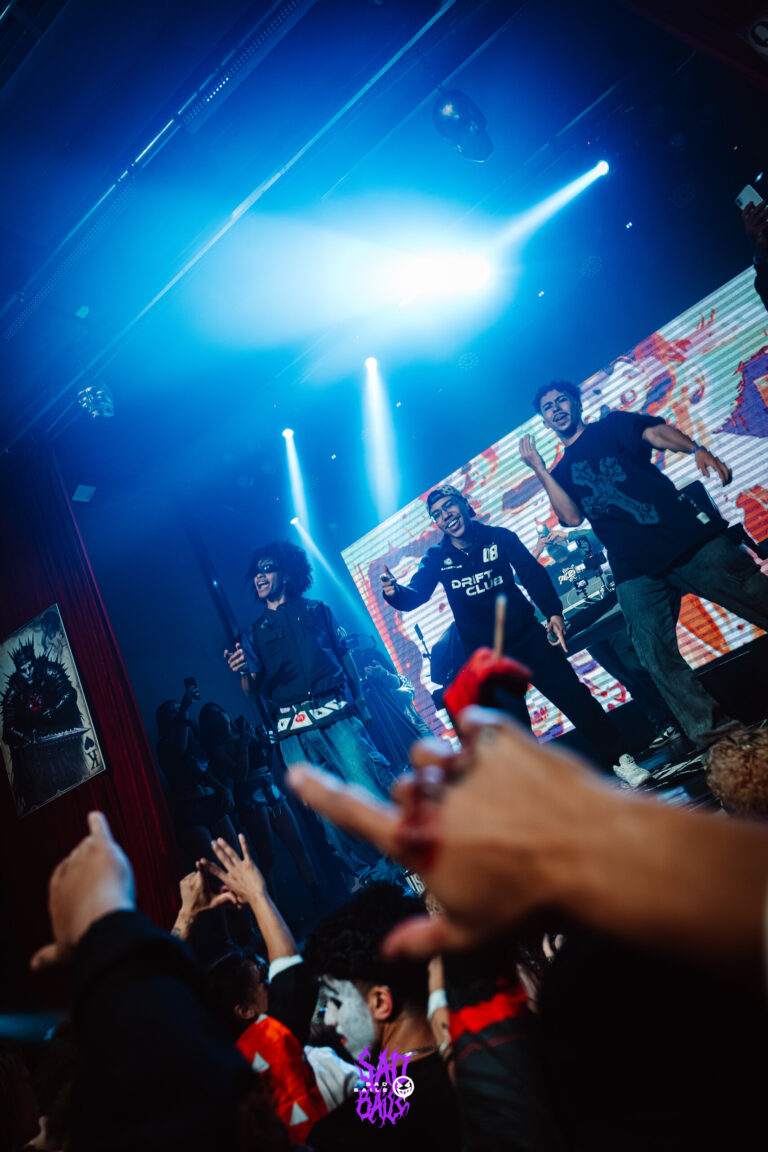 Palco sob luz azul com o público — Sad Baile Joker, Halloween em São Paulo, 17/10/2026