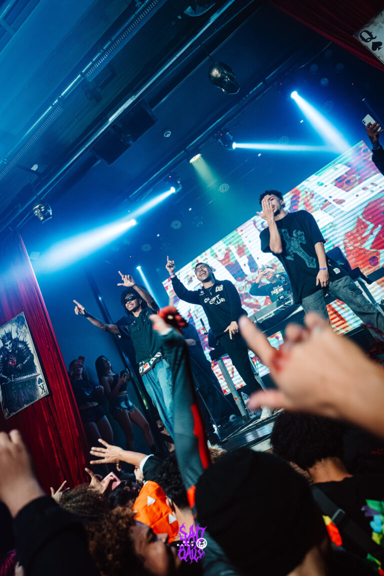 Artistas no palco e mãos da plateia — Sad Baile Joker, Halloween em São Paulo, 17/10/2026