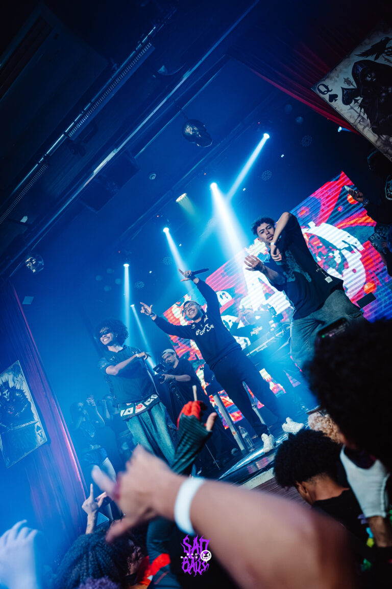 Público acompanha o show de braços erguidos — Sad Baile Joker, Halloween em São Paulo, 17/10/2026