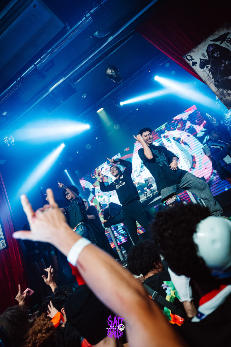 Mãos fazem sinal de rock diante do palco — Sad Baile Joker, Halloween em São Paulo, 17/10/2026
