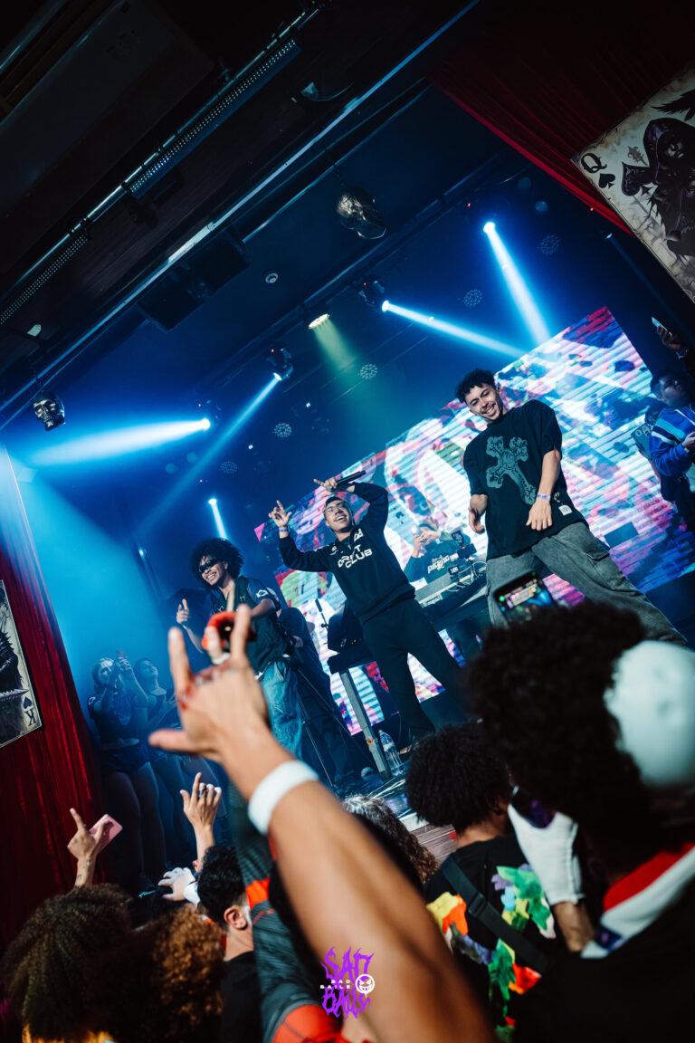 Show visto do meio da plateia com luzes azuis — Sad Baile Joker, Halloween em São Paulo, 17/10/2026