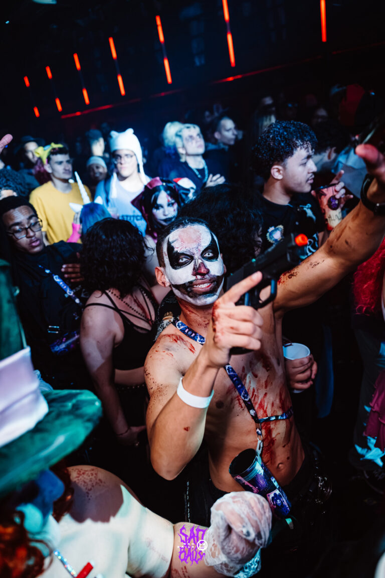 Rapaz com maquiagem de palhaço na pista lotada — Sad Baile Joker, Halloween em São Paulo, 17/10/2026