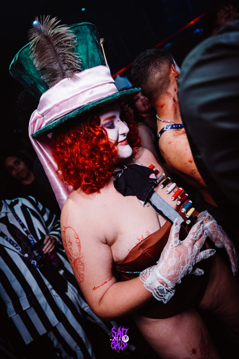 Fantasia de Chapeleiro Maluco com cartola e peruca ruiva — Sad Baile Joker, Halloween em São Paulo, 17/10/2026