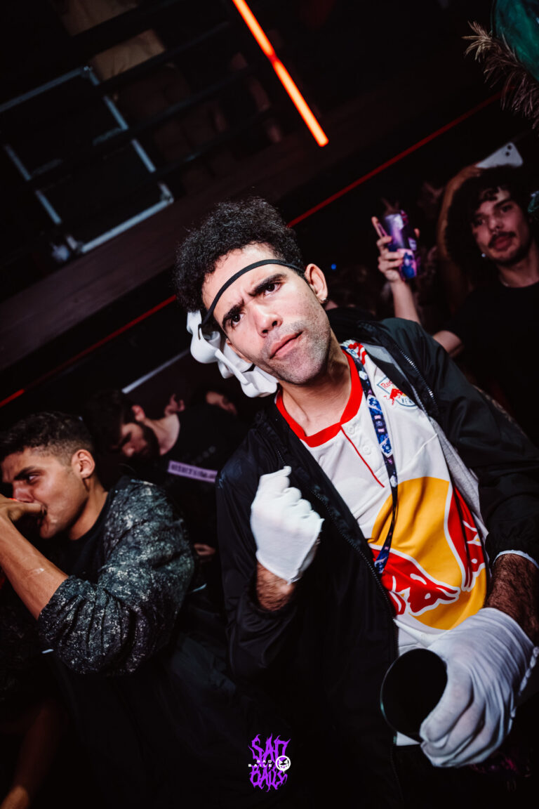 Rapaz de camisa estampada e luvas brancas — Sad Baile Joker, Halloween em São Paulo, 17/10/2026