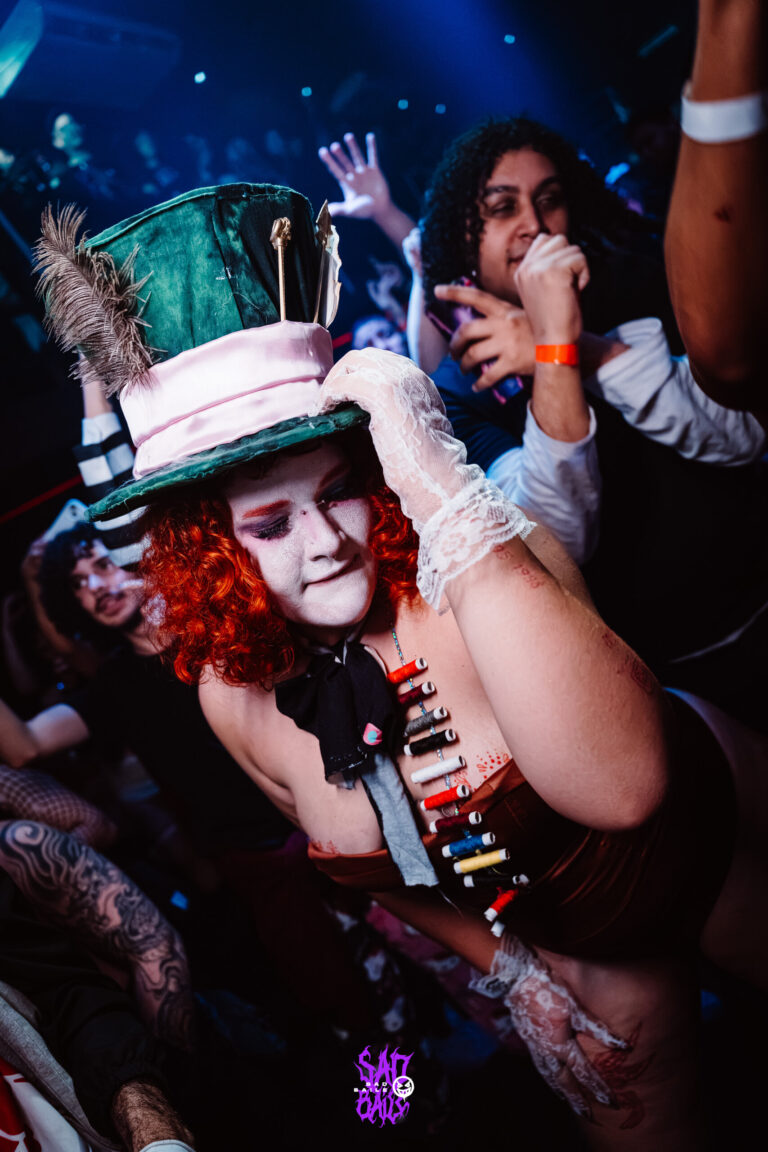 Chapeleiro Maluco de cartola rosa e verde — Sad Baile Joker, Halloween em São Paulo, 17/10/2026