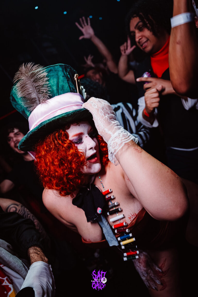 Chapeleiro de peruca ruiva dança na pista — Sad Baile Joker, Halloween em São Paulo, 17/10/2026