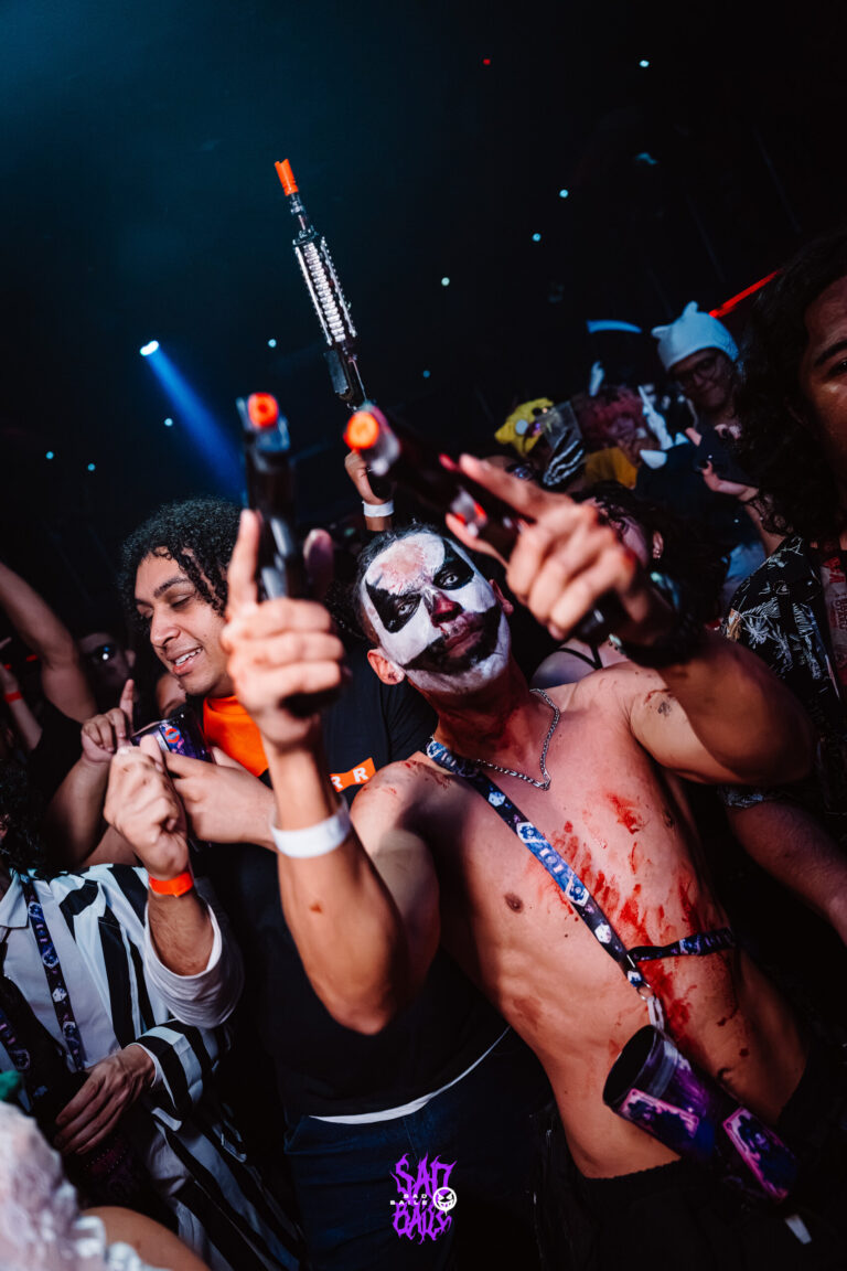 Palhaço sem camisa com sangue falso e arma de brinquedo — Sad Baile Joker, Halloween em São Paulo, 17/10/2026