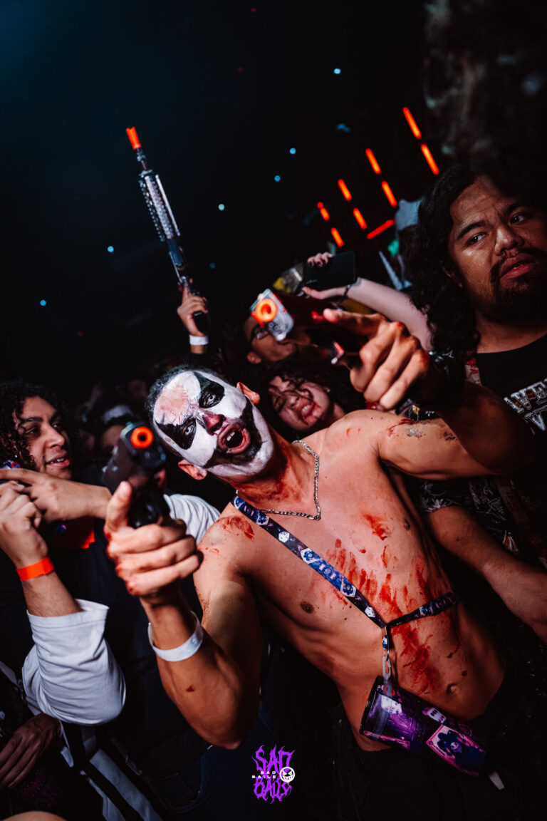 Palhaço ensanguentado com arma de brinquedo na pista — Sad Baile Joker, Halloween em São Paulo, 17/10/2026