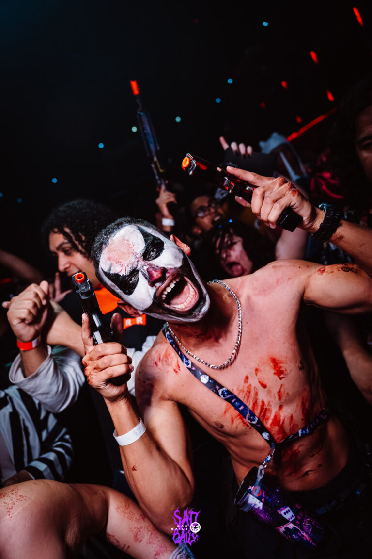 Palhaço de rosto pintado grita na pista — Sad Baile Joker, Halloween em São Paulo, 17/10/2026