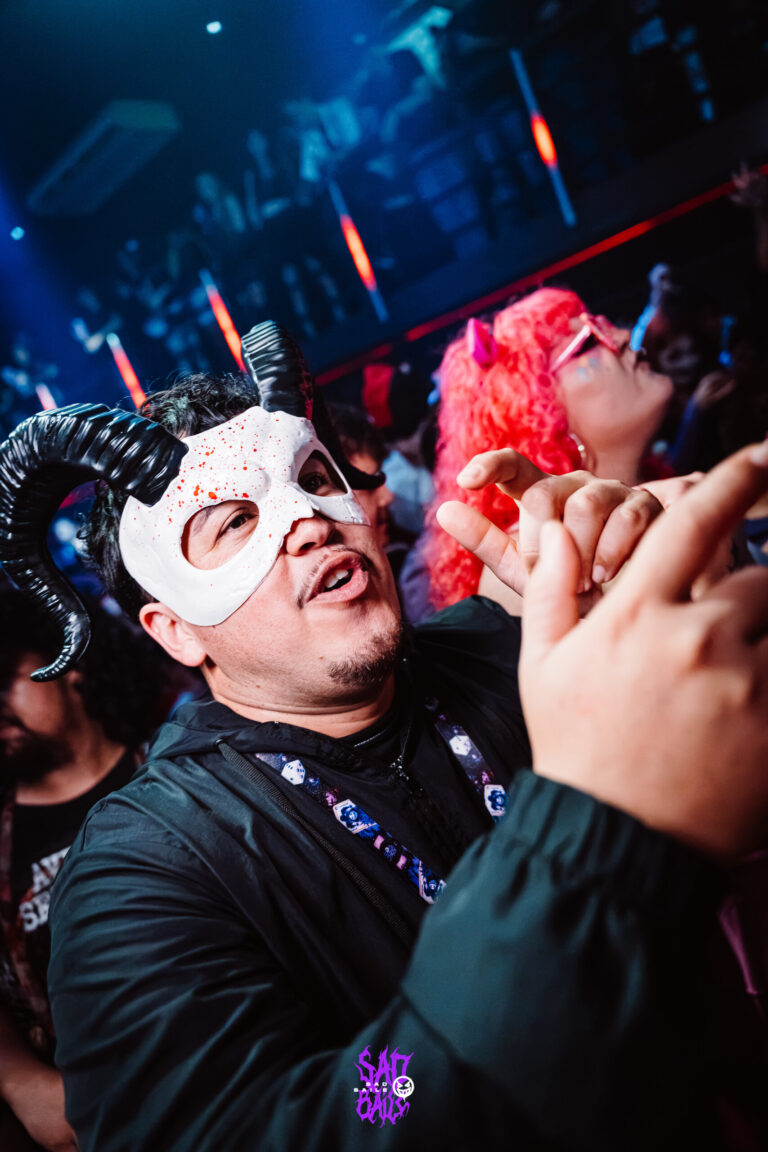 Rapaz de máscara com chifres de carneiro — Sad Baile Joker, Halloween em São Paulo, 17/10/2026