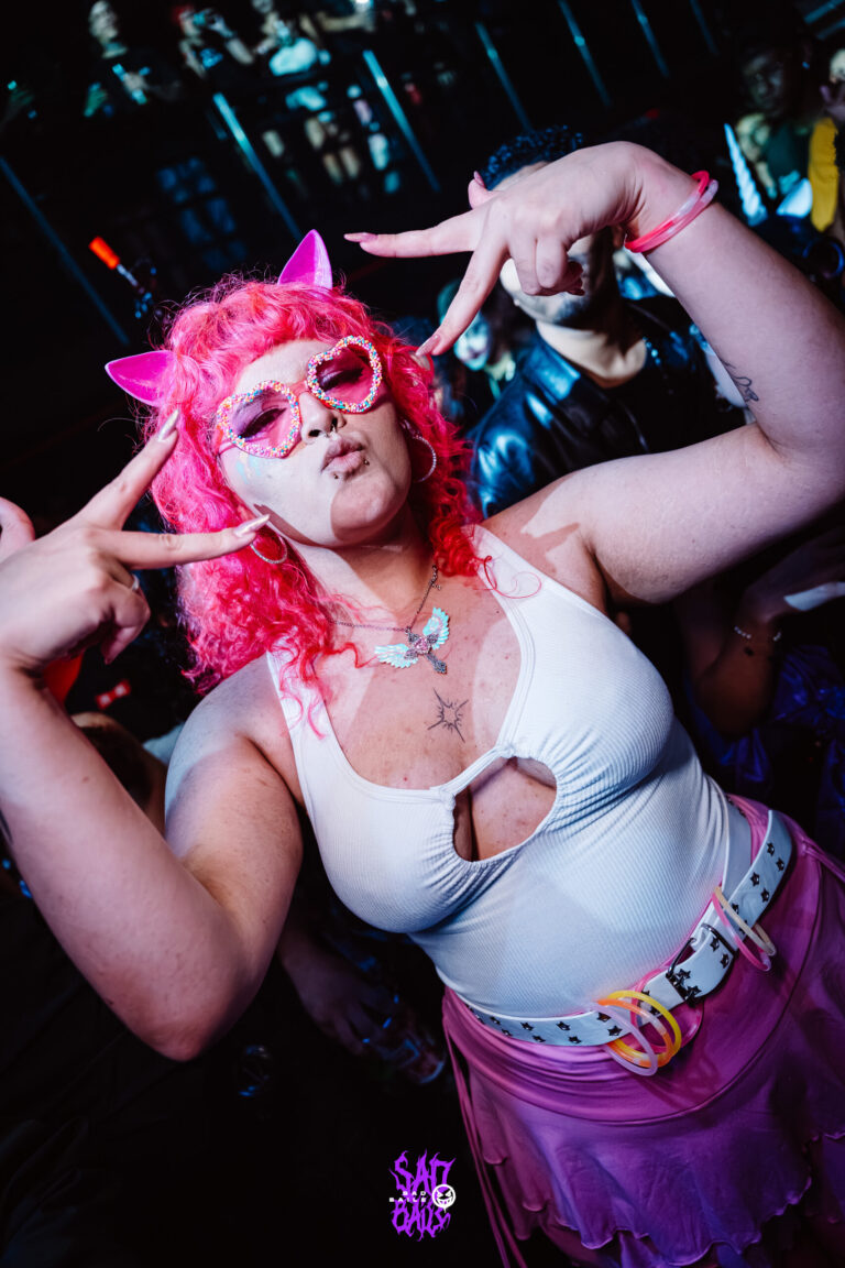 Garota de peruca rosa e óculos de coração — Sad Baile Joker, Halloween em São Paulo, 17/10/2026