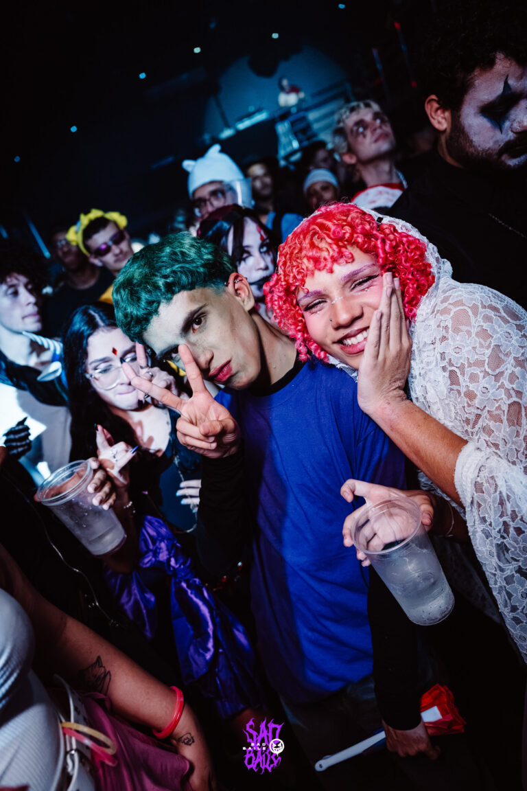 Amigos de perucas coloridas na pista — Sad Baile Joker, Halloween em São Paulo, 17/10/2026
