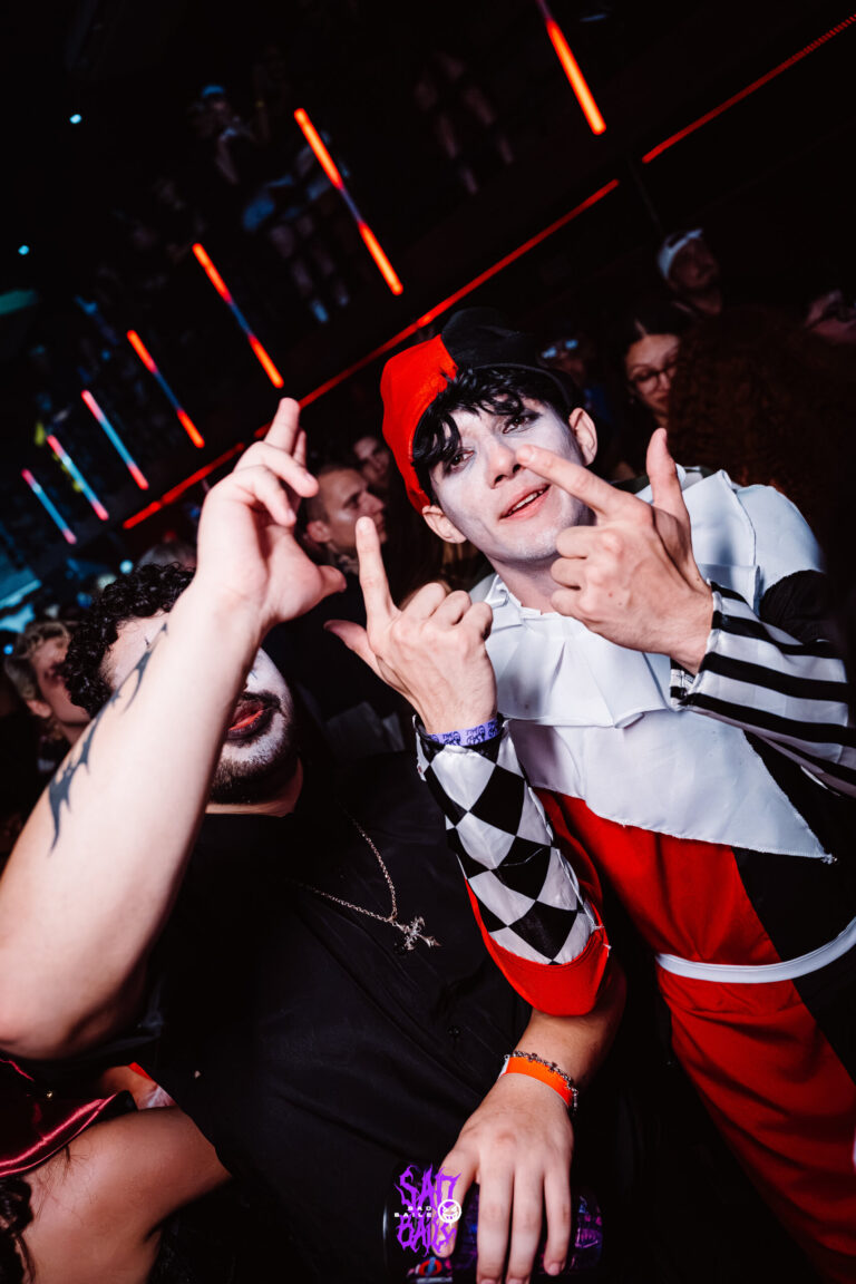 Fantasia de bobo da corte com rosto pintado — Sad Baile Joker, Halloween em São Paulo, 17/10/2026