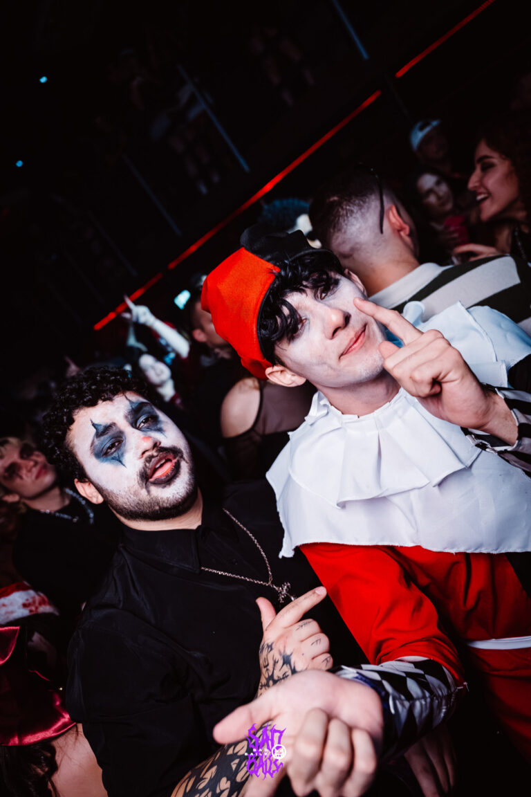 Amigos fantasiados de palhaço e bobo da corte — Sad Baile Joker, Halloween em São Paulo, 17/10/2026