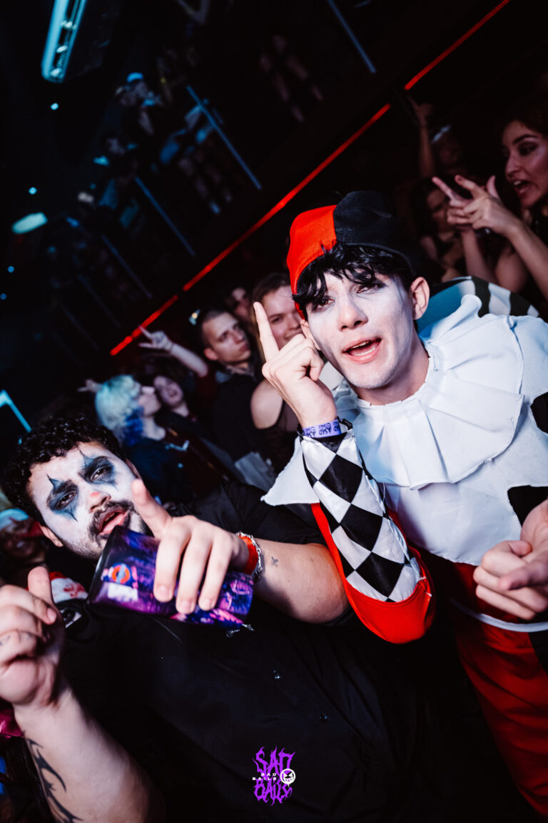 Dupla de palhaços com copo Joker — Sad Baile Joker, Halloween em São Paulo, 17/10/2026