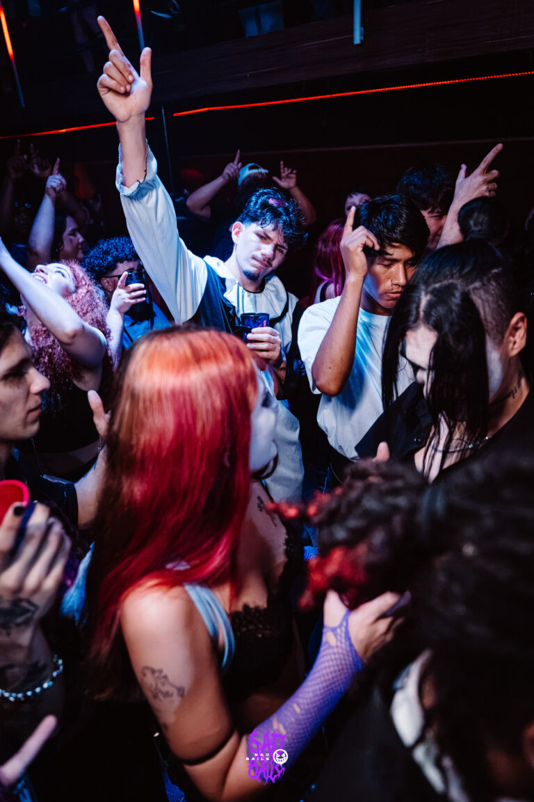 Galera dança na pista com as mãos para o alto — Sad Baile Joker, Halloween em São Paulo, 17/10/2026