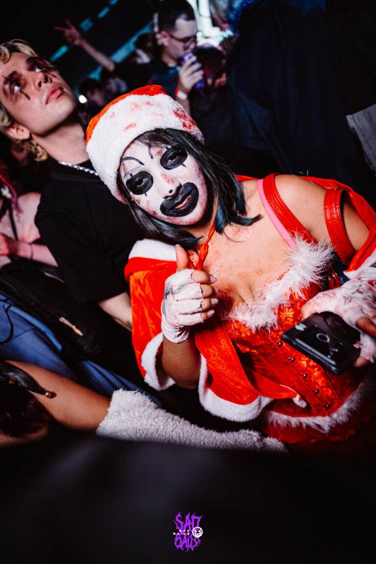 Fantasia de Mamãe Noel com máscara de boneca — Sad Baile Joker, Halloween em São Paulo, 17/10/2026