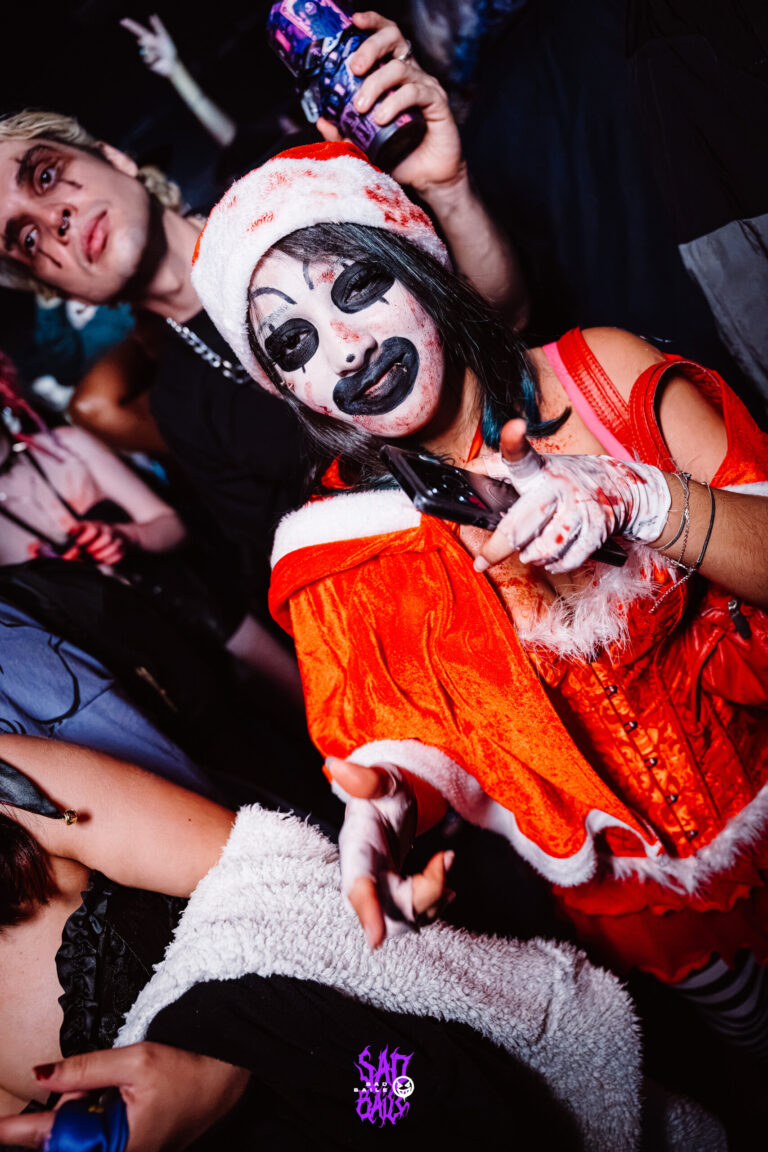 Mamãe Noel assustadora com copo Joker — Sad Baile Joker, Halloween em São Paulo, 17/10/2026
