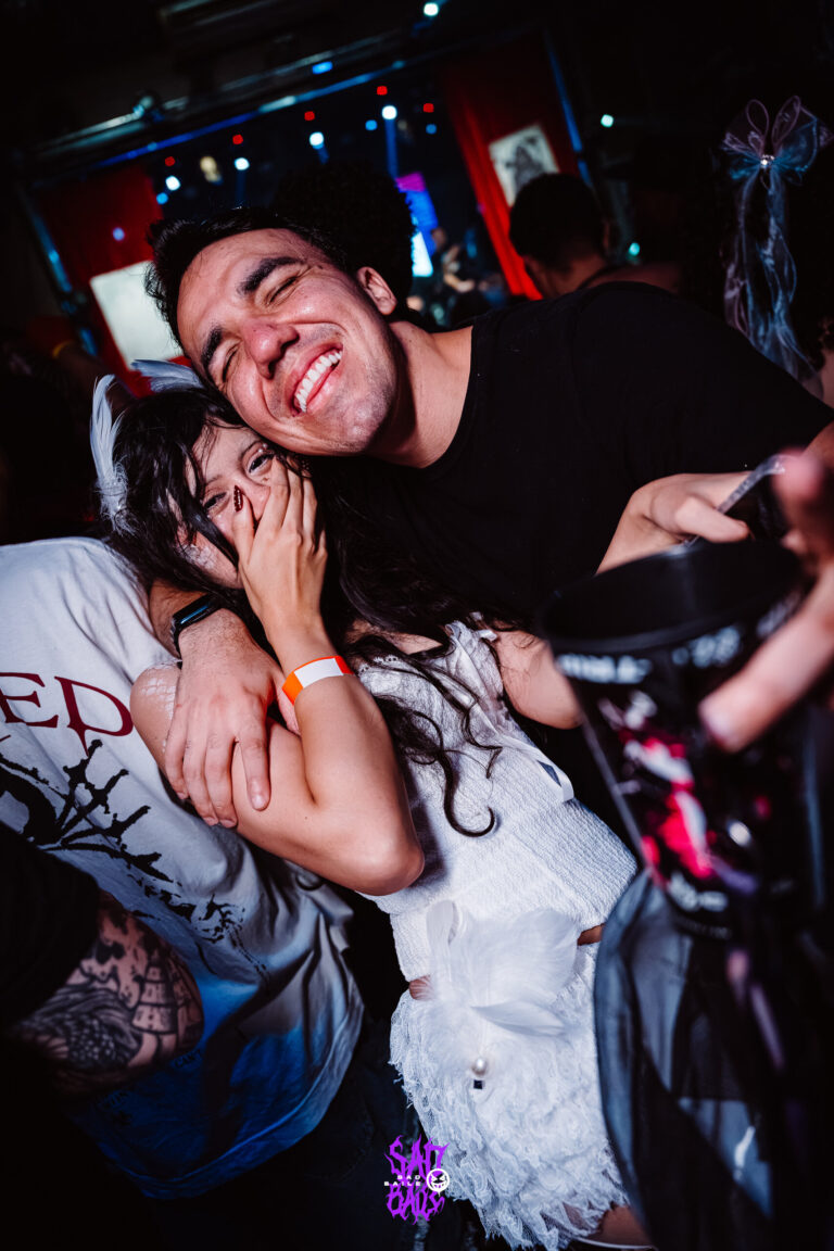 Amigos abraçados na pista — Sad Baile Joker, Halloween em São Paulo, 17/10/2026