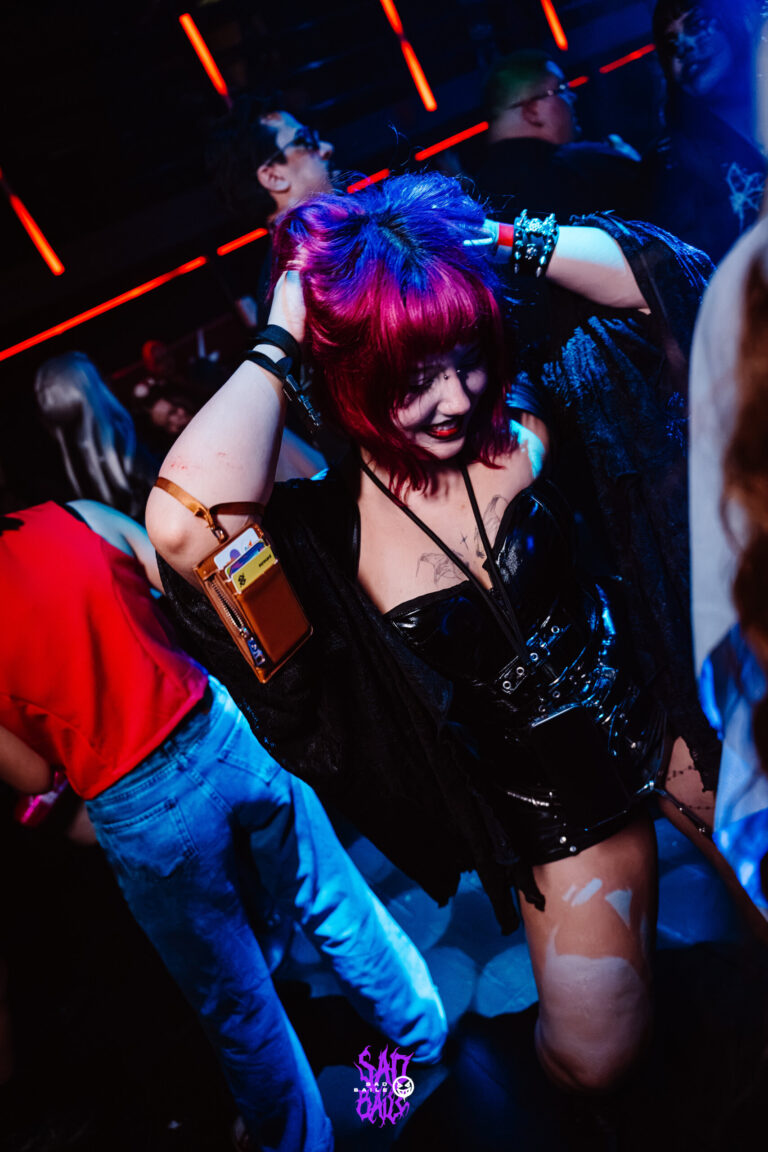Garota de cabelo pink e corset preto dança — Sad Baile Joker, Halloween em São Paulo, 17/10/2026