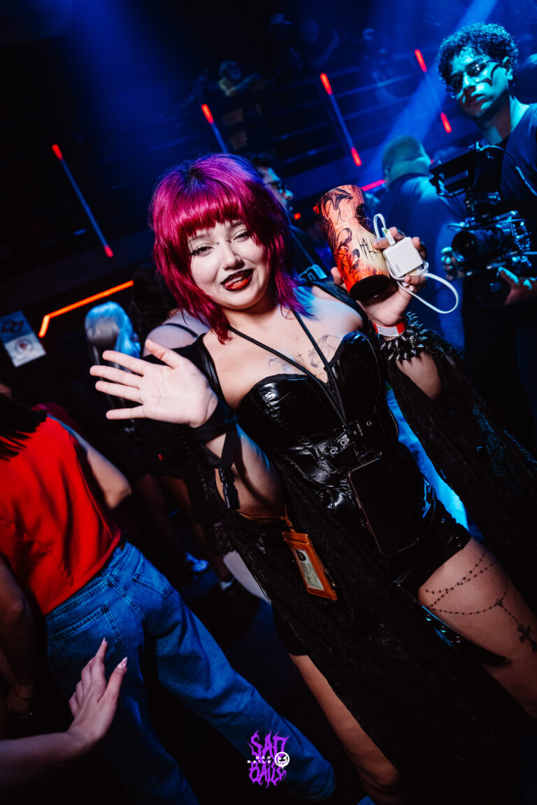 Garota de cabelo pink e luvas faz pose — Sad Baile Joker, Halloween em São Paulo, 17/10/2026