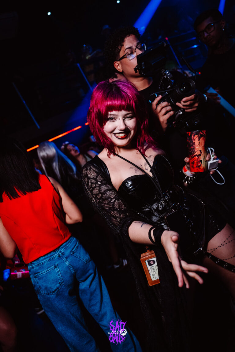 Garota de cabelo pink com garrafa na pista — Sad Baile Joker, Halloween em São Paulo, 17/10/2026