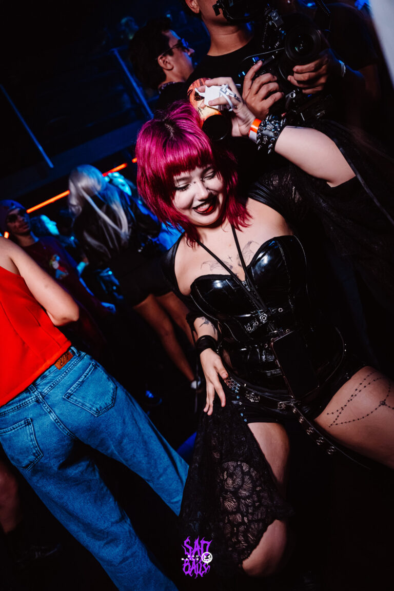 Garota de cabelo pink sorri na pista — Sad Baile Joker, Halloween em São Paulo, 17/10/2026