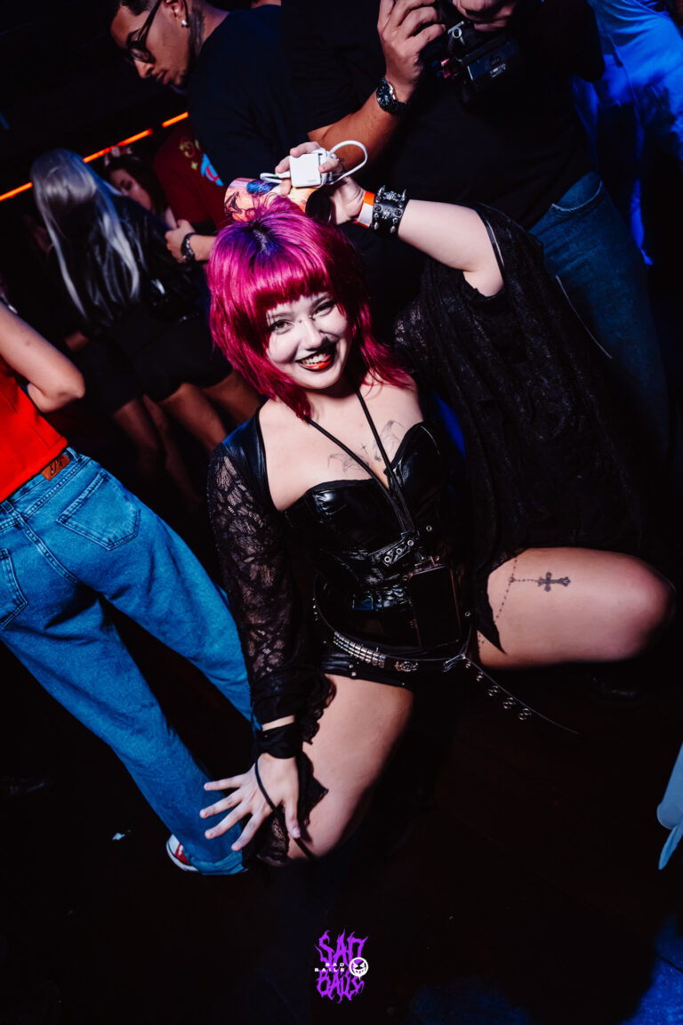 Garota de franja pink dança na pista — Sad Baile Joker, Halloween em São Paulo, 17/10/2026